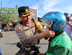 Kapolres Pasaman Barat Pimpin Pembagian Seribu Helm kepada Pengendara