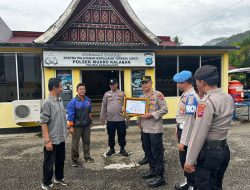Polsek Muaro Kalaban terima Penghargaan dari Panitia Turnamen Sepak Bola