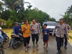 Kapolres Dharmasraya Tinjau Langsung lokasi Banjir, Salurkan Bantuan untuk Masyarakat