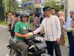 Ditintelkam dan Ditpamobvit Polda Sumbar bersama PHRI Bagi Takjil ke Pengendara