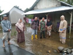 Polres Pasaman Barat Tanggap Bencana, Bhabinkamtibmas Polsek Lembah Melintang Pantau Ketinggian Air di Pemukiman Warga