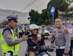 Pagi hari, Satlantas Polres Sawahlunto berikan Voucher Minuman Gratis kepada Pengendara yang Patuh dan Tertib Aturan