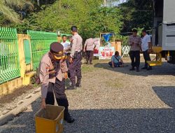 Polres Dharmasraya lakukan Kerja Bakti Bersih-bersih Sampah bersama Masyarakat di Lingkungan Tempat Ibadah