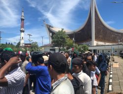 Hari Ketiga Demo Masyarakat Air Bangis Pasbar di depan Kantor Gubernur Sumbar