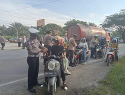 Polres Dharmasraya bagi-bagi Bendera Merah Putih kepada Masyarakat, Sambut HUT Kemerdekaan RI