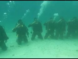 Wakapolda Sumbar pimpin Pengibaran Bendera Merah Putih di dalam Laut