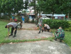 Personil jajaran Polres Dharmasraya dan TNI goro bersama warga area Ruang Tanaman Hijau