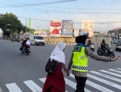 Rangkaian HUT Polwan RI ke 75, Polwan Polda Sumbar Turun ke Jalan Lakukan Pengaturan Lalulintas