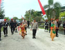 Disaksikan Ribuan Masyarakat, Wakapolri Dianugerahi Warga Kehormatan Dayak Kalteng Dan Bagikan 5.000 Paket Bansos