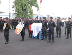 Suasana Haru Selimuti Penjemputan Jenazah Brigpol Anumerta Rudi Agung Ashari di Manado