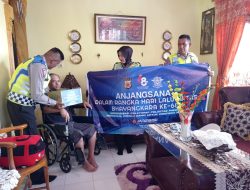 Kasat Lantas Polres Aceh Selatan Anjangsana dan Salurkan Bansos untuk Masyarakat