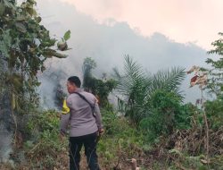 Tim Polres Dharmasraya Bantu Padamkan Karhutla di Dua Titik Api Nagari Sungai Dareh dan Koto Salak