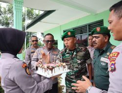 Rayakan HUT TNI Ke 78, Polres Agam Berikan Kue Ulang Tahun Ke Koramil 03 Lubuk Basung