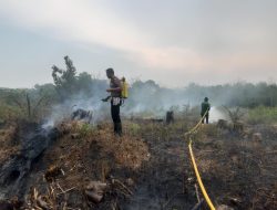 Ada Karhutla, Polsek Sungai Rumbai bersama Damkar padamkan Api