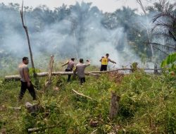 Ada terjadi Kebakaran Lahan, Polsek Sungai Rumbai kembali melakukan Pemadaman