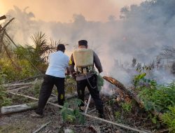 Kebakaran Lahan Sawit Milik Warga di Nagari Koto Besar Kembali Terjadi, Polsek Sungai Rumbai langsung Sigap Padamkan Api