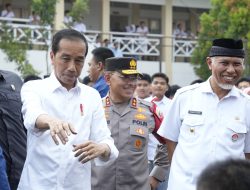 Presiden Jokowi Tinjau Pembelajaran Praktik di SMK Negeri 5 Padang