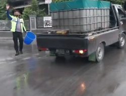 Satlantas Polres Bukittinggi bersihkan material Abu Vulkanik di jalanan