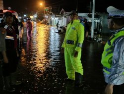 Polres Pasaman bersama Warga Bersihkan Lokasi Banjir Bandang di Lubuk Sikaping
