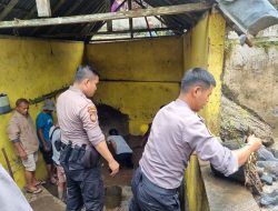 Polres Tanah Datar bersama Warga Bersihkan Material Lumpur pasca Lahar Dingin Gunung Marapi