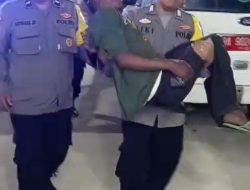 Polisi Bantu Warga yang Pingsan di Jalan