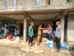 Polsek Pulau Punjung pantau masyarakat terdampak Banjir dan berikan Bantuan di Kecamatan Sembilan Koto Dharmasraya