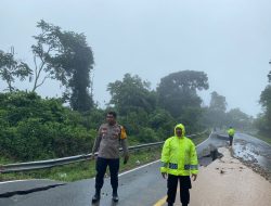 Akses Jalan Sumbar-Riau Kabupaten Limapuluh Kota Tutup, Kapolres 50 Kota; Belum bisa Dipastikan Kapan Bisa Dilewati