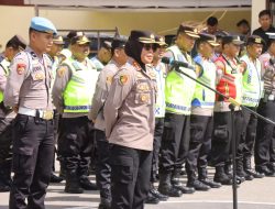Apel Kesiapan Pengamanan Malam Tahun Baru 2024, Kapolresta Bukittinggi Tekankan Berikan Pelayanan Kepada Masyarakat