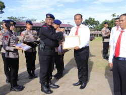 Dansat Brimob Polda Sumbar beri Penghargaan kepada Tim Klewang Satreskrim Polresta Padang