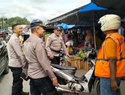 Sambang Pasar Tanjung Ampalu, Satbinmas Polres Sijunjung Berikan Cooling Pemilu 2024