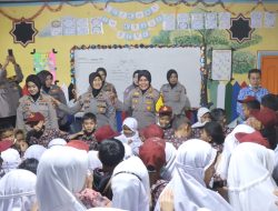 Polresta Bukittinggi dan Bagpsi Ro SDM Polda Sumbar Gelar Trauma Healing Bagi Anak-anak di Lereng Gunung Marapi