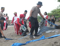 Peduli Kebersihan, Polda Sumbar gelar Bersih-bersih di Pantai Padang