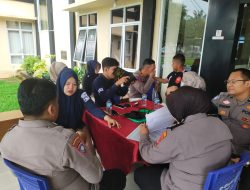 Anggota Polres Dharmasraya Lakukan Pemeriksaan Kesehatan dan Terima Perlengkapan Menjelang Pengamanan TPS Pemilu 2024