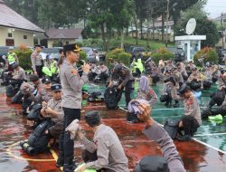 Kapolres Solok Selatan Pimpin Apel Kesiapan Personil PAM TPS Ditengah Guyuran hujan