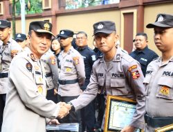 Apresiasi Perolehan Nilai Kompetensi Tertinggi, Kadiv Humas Beri Beasiswa 6 Bintara
