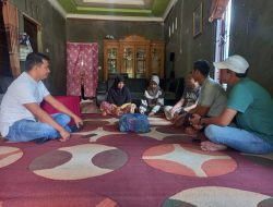 SatIntelkam Polres Dharmasraya Berikan Bantuan Sembako kepada Petugas KPPS yang Sakit