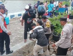 Polisi Humanis Bhabinkamtibmas Pulau Tidung Cepat Tanggap Selamatkan Penumpang Kapal Mabok Laut