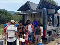 SATUAN BRIMOB SUMBAR SALURKAN AIR BERSIH PASCA BANJIR DI PESISIR SELATAN