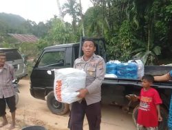 Sisihkan Gaji, Polisi ini Bantu warga Terdampak Banjir di Pessel