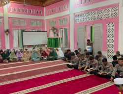 Bersama jemaah Mesjid Amanah di Sitiung, Personel Batalyon C Pelopor Tadarus Alquran