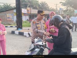 Ramadhan Berkah Kapolres Dharmasraya Pimpin Berbagi Takjil kepada masyarakat Jelang Buka Puasa