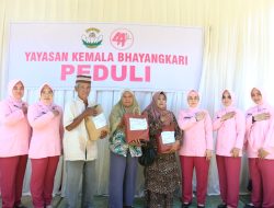 YKB Peduli, Ketua Bhayangkari Daerah Sumbar berikan Bantuan korban Banjir Bandang di Pessel