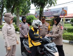 Peduli Sesama, Polwan Dan ASN Polres Agam Bagikan Ratusan Paket Takjil