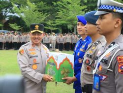Kapolda Sumbar Serahkan Paket Lebaran Secara Simbolis kepada Personel dan ASN Polda Sumbar