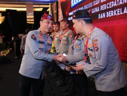 Kadiv Humas Polri Beri Penghargaan ke 7 Anggota dengan Nilai Sertifikasi Kompetensi Terbaik