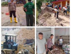 Personel Polsek Palupuh Bantu Bersihkan Material Longsor yang Menimbun Rumah Warga