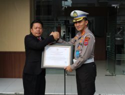 Sukses Penerapan ‘One Way’, Dirlantas Polda Sumbar terima Penghargaan dari Lemkapi