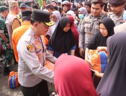 Tinjau Lokasi Banjir Lahar Dingin di Agam, Kapolda Sumbar serahkan Bantuan