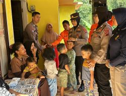 Polwan Polres Padang Panjang Beri Trauma Healing kepada Warga Korban Bencana Alam