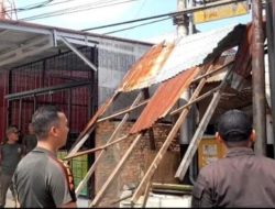 Satpol PP Padang Bongkar Bangunan yang berdiri di bawah Trafo